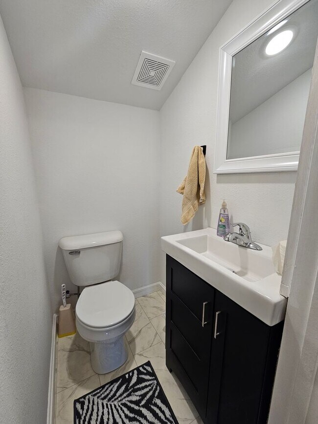 Building Photo - 1 BED | PLUS LOFT AREA | 1.5 BATH | FURNIS...