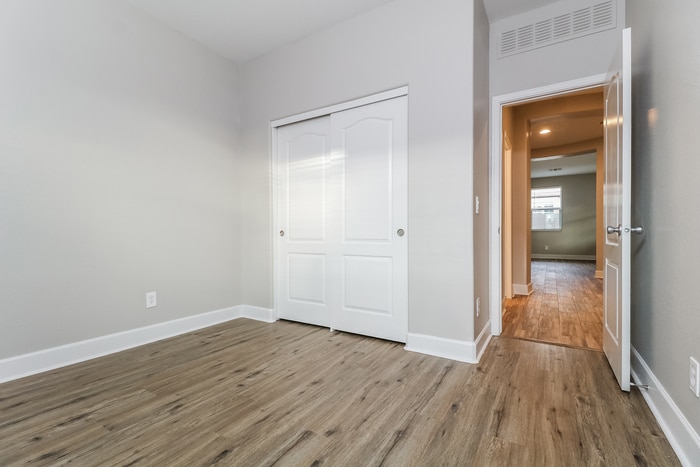 Building Photo - 15862 W Desert Hills Dr