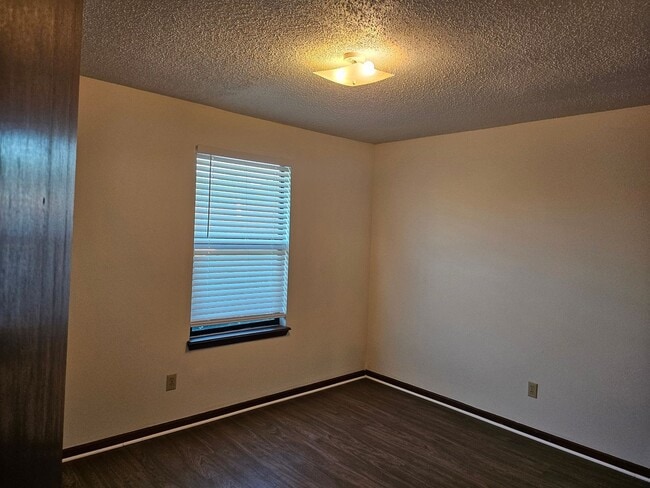 Building Photo - $1200 - Jefferson Square - Move in Special