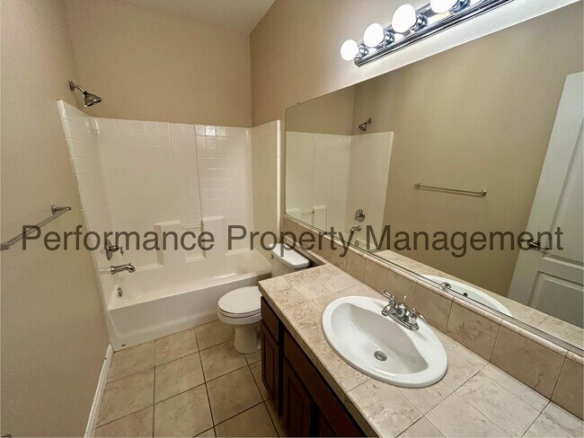 Building Photo - Stunning 4 Bed/2 Bath NW Bakersfield Home ...