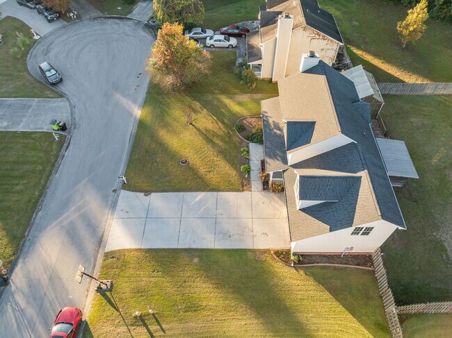 Building Photo - 200 Bridlewood Dr