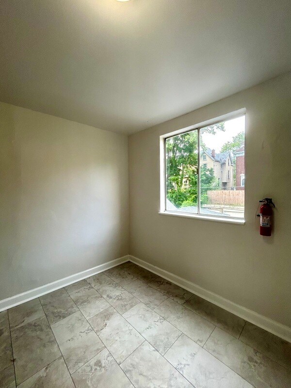 Building Photo - 723 Taylor Ave