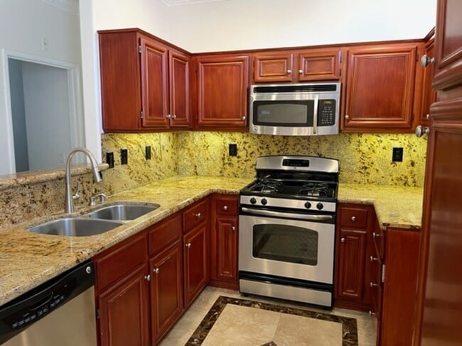 Building Photo - 2 Bedroom in Beautiful Tustin Golf Community