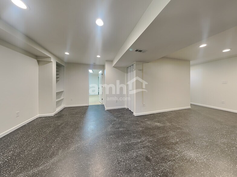 Building Photo - 628 Buckshire Glen