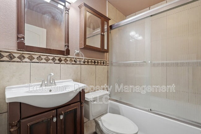 Building Photo - 3827 Devon Ave