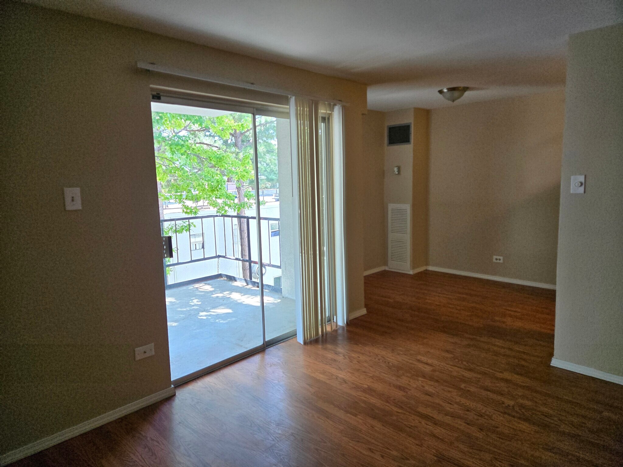 Building Photo - 2325 S Linden Ct