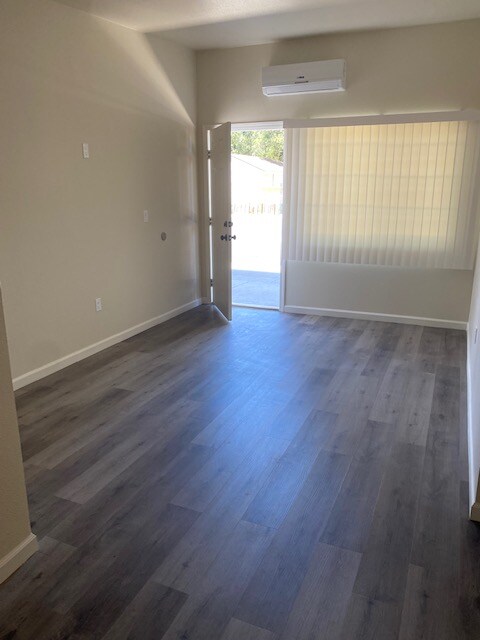 Building Photo - 930 N Van Ness Ave