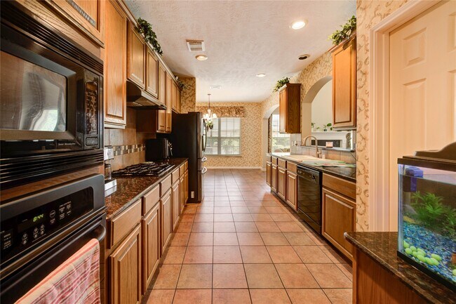 Building Photo - 18719 Glenn Haven Estates Dr