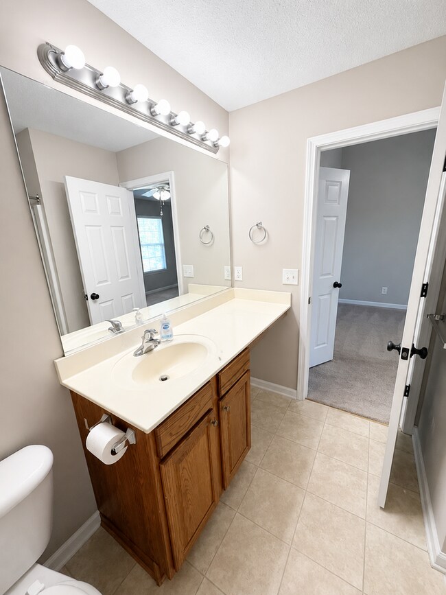 Building Photo - Three bedroom, 2.5 bath townhome in Whitsett
