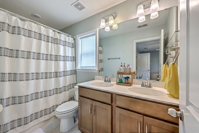 Building Photo - Spacious End-Unit Townhome with Modern Com...