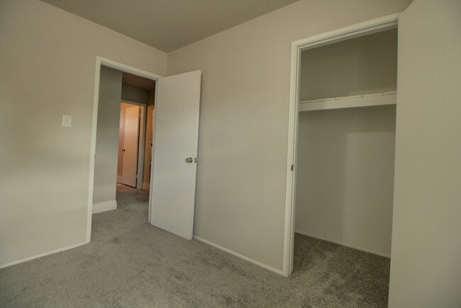Building Photo - Pet Friendly Kearns Home