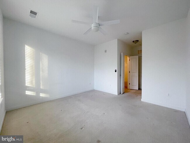 Building Photo - Luxurious Fairfax City 2 bed Condo