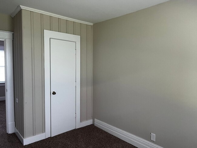 Building Photo - One Level House With Back Deck off Campbell Avenue