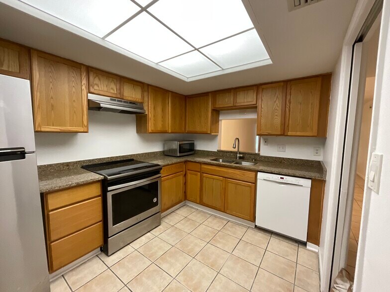 Building Photo - 2050 Oleander Blvd
