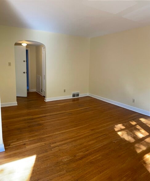 Building Photo - 871 W Walnut Ln