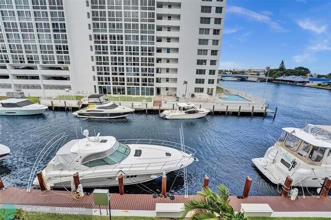 Building Photo - 3100 NE 48th St