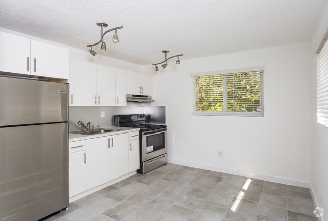 Building Photo - 3244 W Trade Ave Apartments