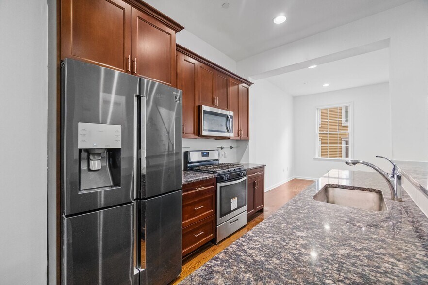 Building Photo - 205 Roosevelt Dr