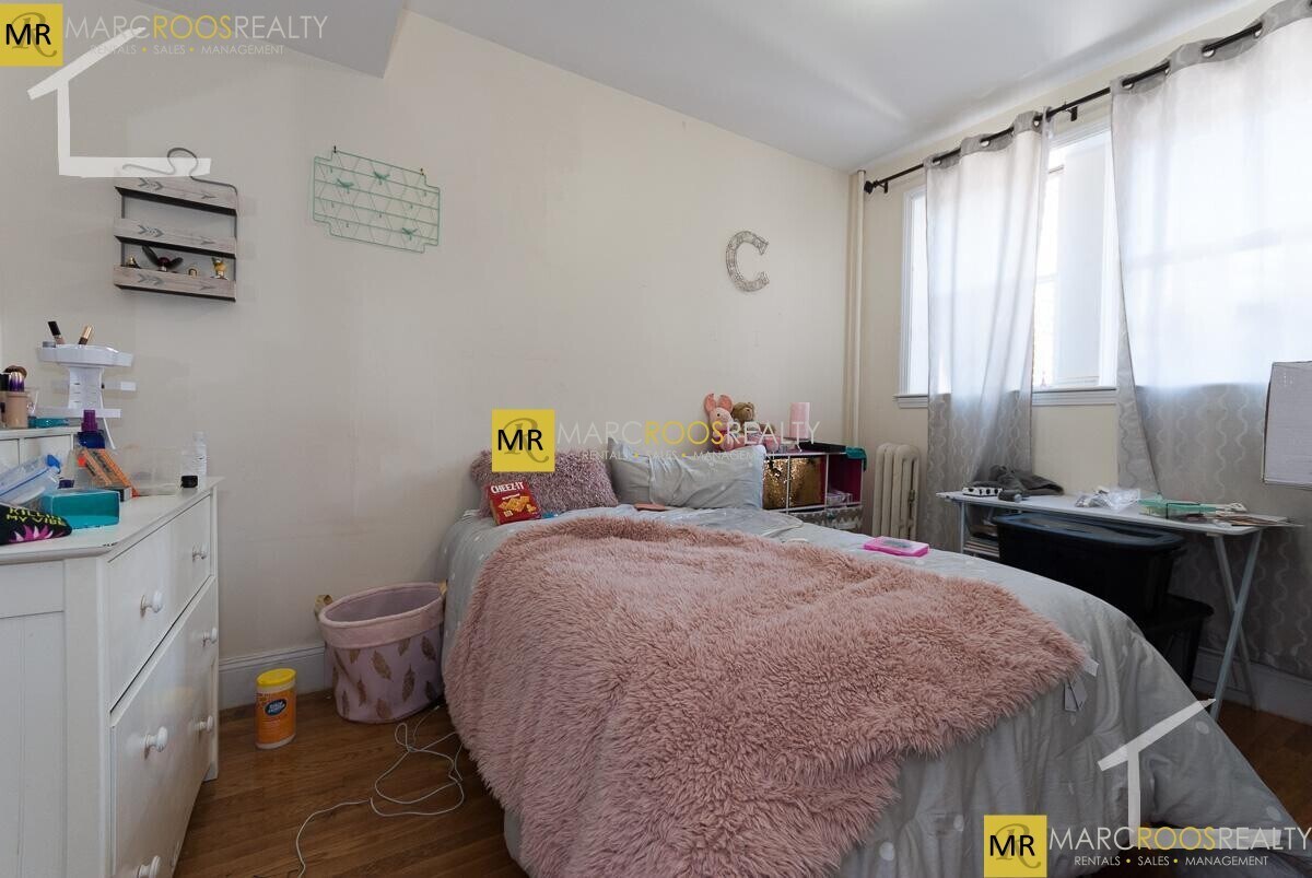 Building Photo - 76 Egmont St