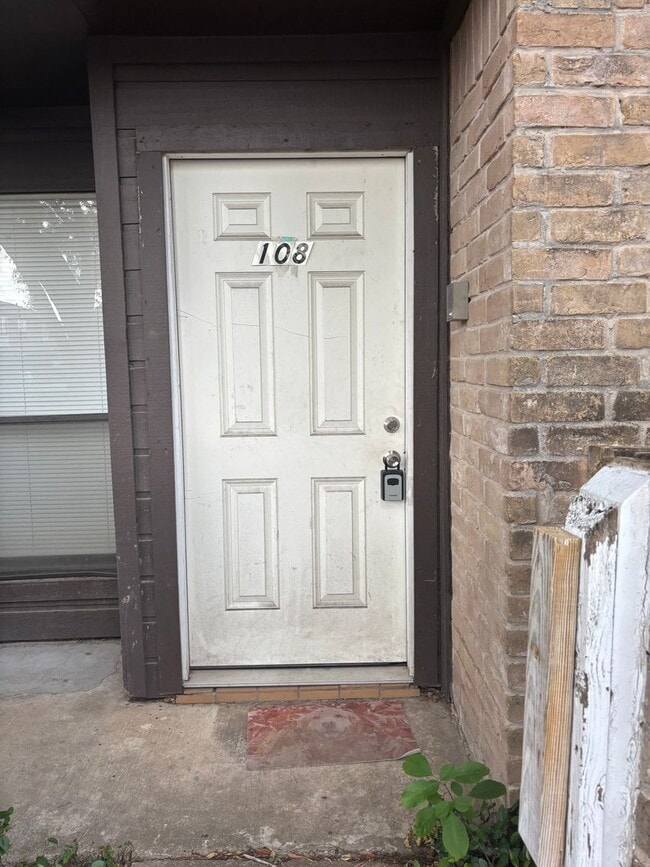Primary Photo - 1 bed 1.5 bath Apply now! $200 Move in Spe...