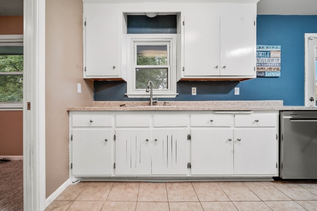 Building Photo - 6367 Zinnia Ln N