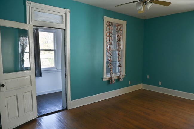 Building Photo - Beautiful 4 Bedroom on 2nd w/ Parking!