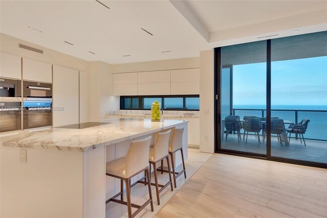 Building Photo - 18555 Collins Ave