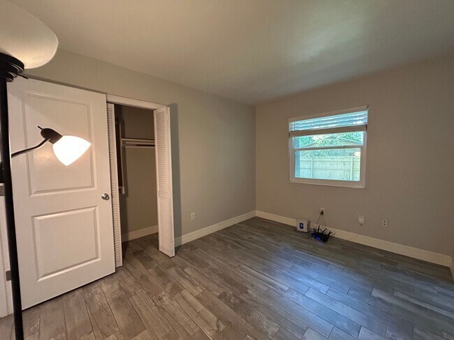 Building Photo - Dream home awaits: stunningly updated 3 be...