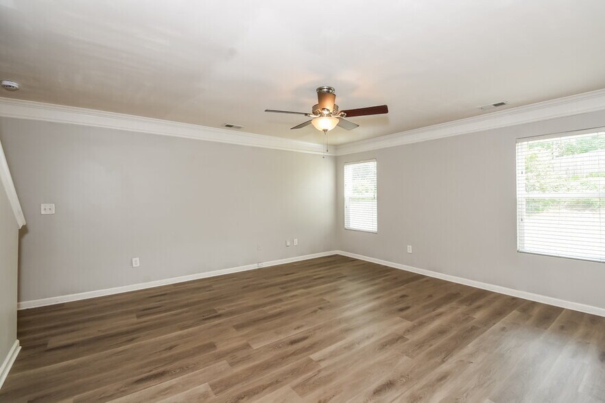 Building Photo - 3120 Englewood Dr