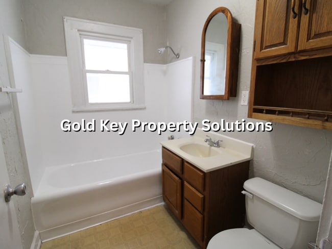 Building Photo - Adorable 2 BR 1 BA House with Garage and C...