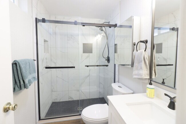 Building Photo - MOVE IN SPECIAL IF YOU SIGN LEASE BY 4/15/2026!!!!!!! Newly Updated 3/2 Home in SW Redmond