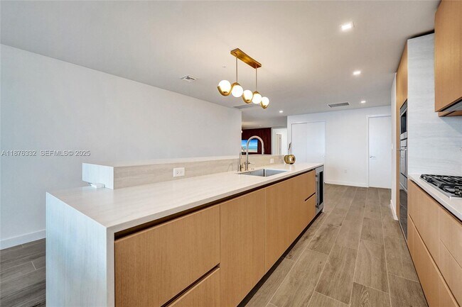 Building Photo - 900 N Ocean Blvd