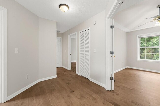 Building Photo - 370 Manor Glen Dr