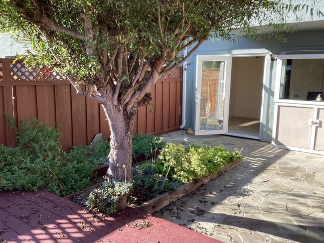 Building Photo - Seacliff Beach!