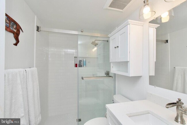 Building Photo - 2204 S Quincy St