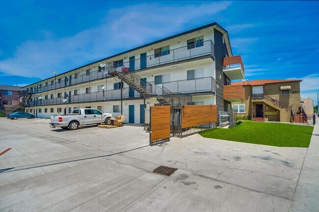 Building Photo - Spacious -2bd/1ba -$2,050.00 - LBC - Parki...