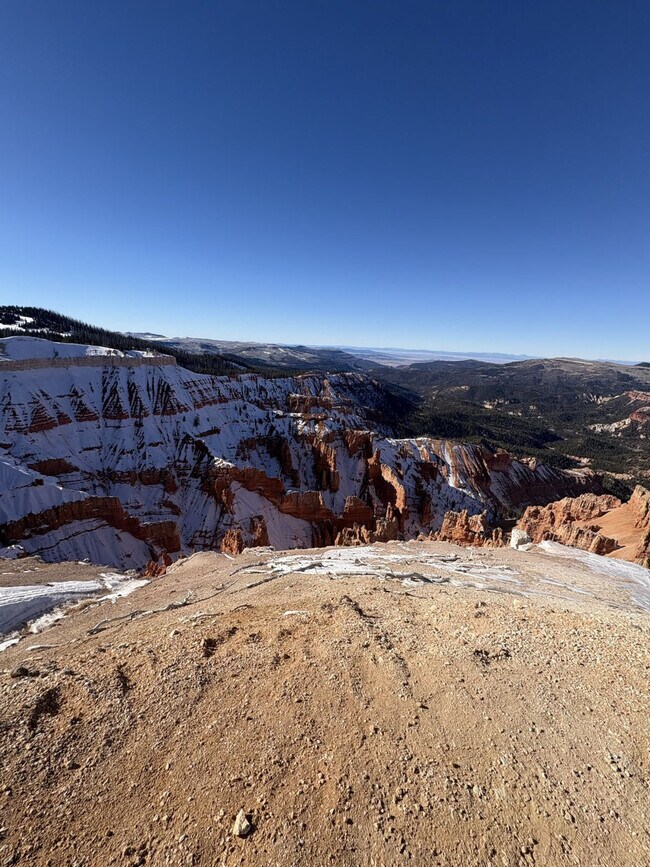 Building Photo - 220 Circle Dr