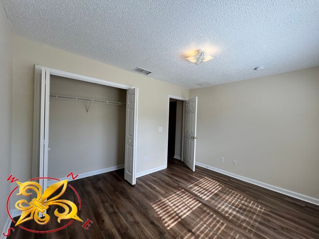 Building Photo - 3/2 - K- Section Great Location Off 100 an...