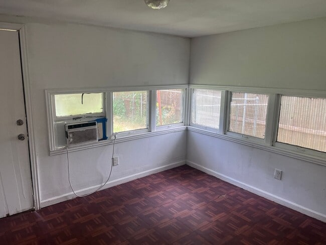 Building Photo - 2/1 in Southeast Sherman Near Rosedale Park