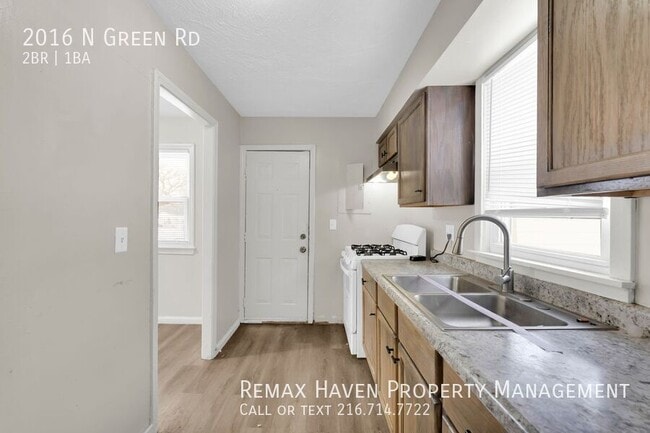 Building Photo - 2016 N Green Rd