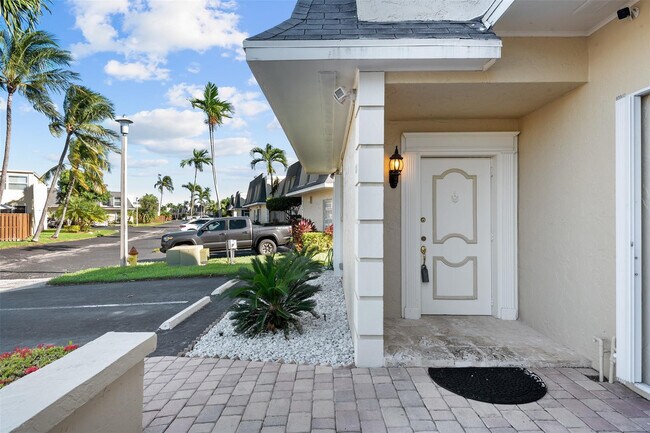 Building Photo - 822 NE 25th Ave