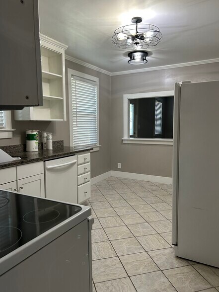 Building Photo - 661 Adluh St