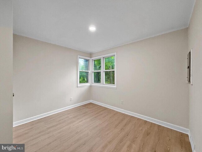 Building Photo - 7905 Greenleaf Rd