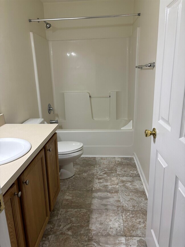 Building Photo - 3041 Camelliawood Cir E