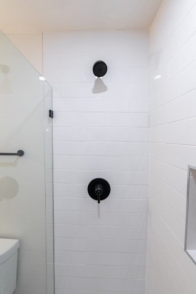 Building Photo - AVAILABLE NOW - 2 Bedroom, 2 Bath Coastal Apartment