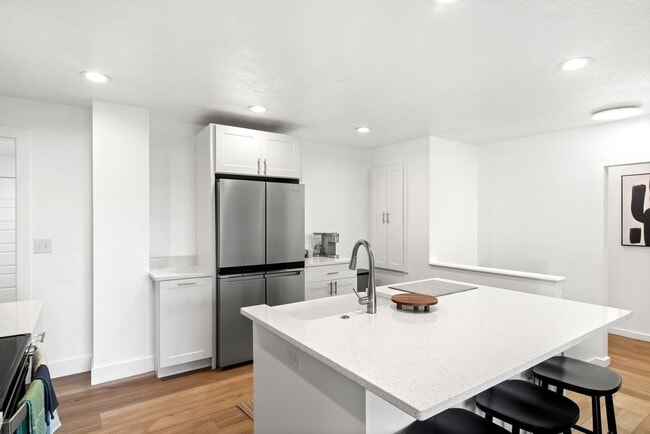 Building Photo - 940 E Buddlea Dr