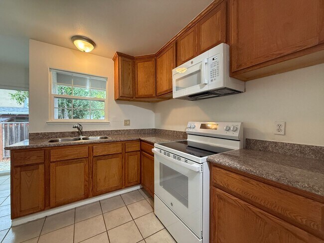 Building Photo - Lynn Ave Duplex