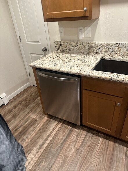 Building Photo - 705 Custer Ave