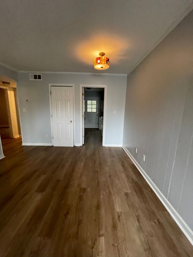 Building Photo - 2 bedroom, 1 bath apartment in small compl...