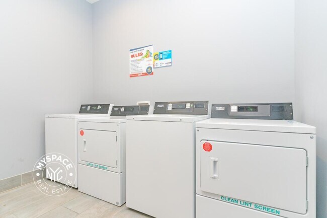 Building Photo - 644 Lorimer St